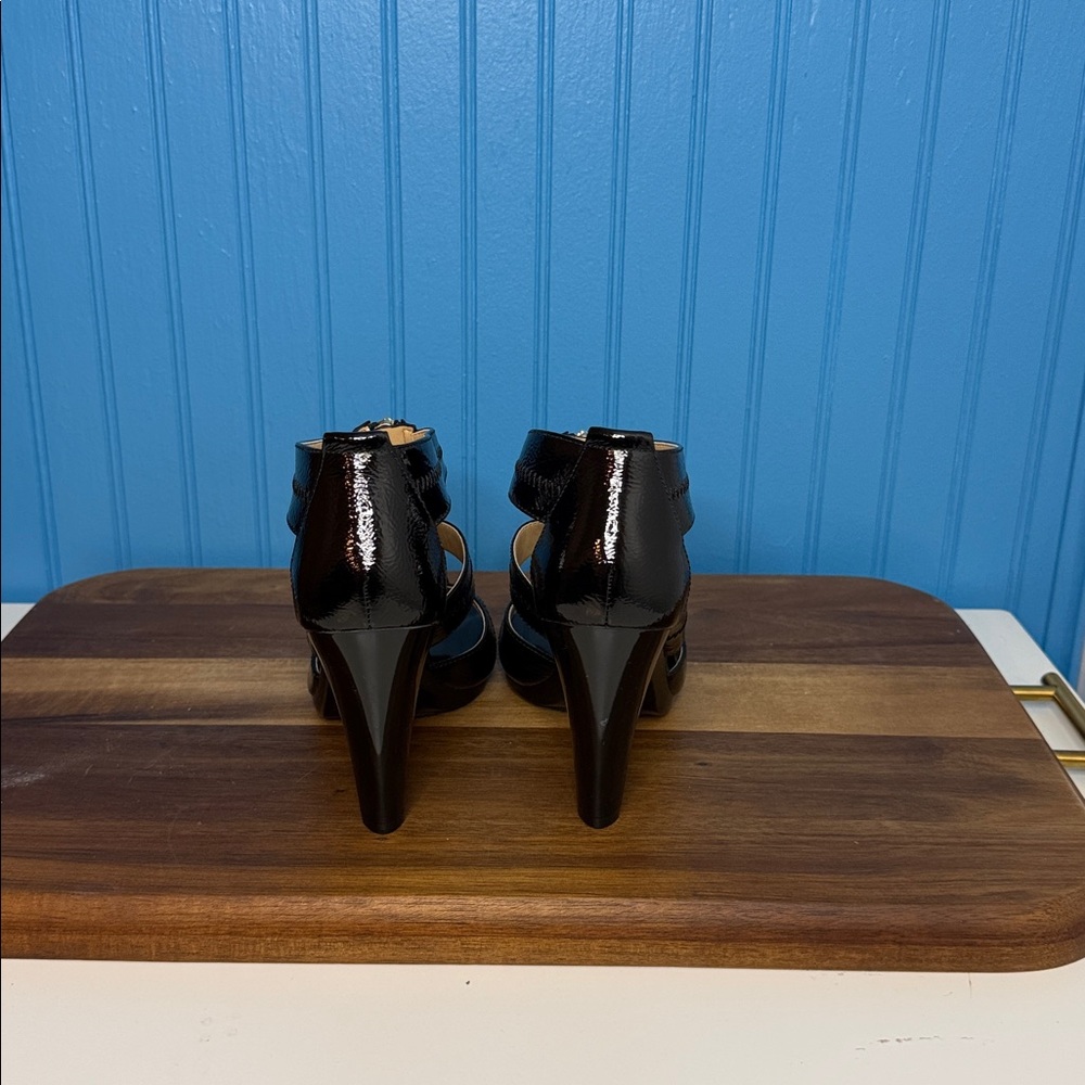 👠 LIKE NEW Michale Kors Black Patent Strappy Sandals Size 7 - Picture 4 of 7